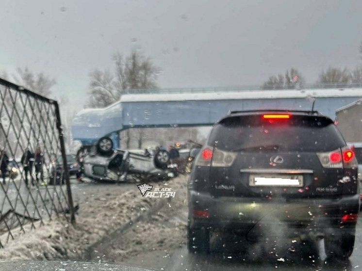 «Есть погибший»: иномарка перевернулась на крышу при ДТП в Новосибирске