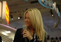 Американская актриса и телеведущая Дженни Маккарти пережила настоящий медицинский кошмар: девять операций в ротовой полости, выпадение зубов и загадочные наросты на глазных яблоках