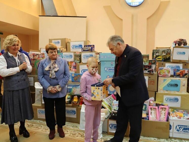 «Единая Россия» передала более 3.000 подарков для юных пациентов детской областной больницы