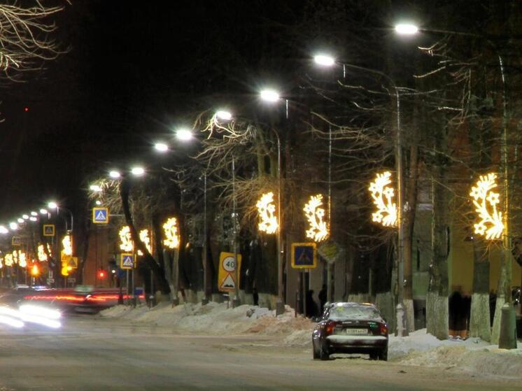 Северодвинск украшают новогодними световыми «водопадами»
