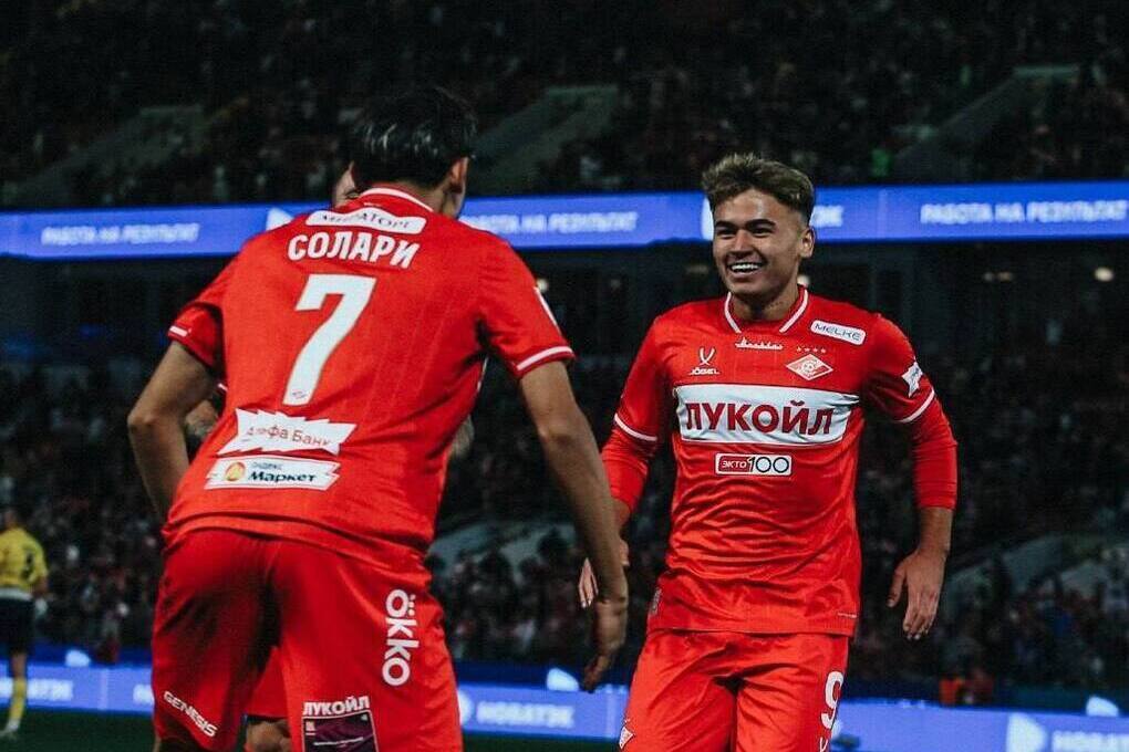 В Москве 26 ноября состоялся один из самых эмоционально насыщенных матчей нынешнего розыгрыша Кубка России. Московский «Спартак» в гостях одержал победу над столичным «Локомотивом» со счётом 3:2 и вышел в полуфинал Пути РПЛ Кубка страны. Для красно-белых это уже вторая победа под руководством Вадима Романова, назначенного исполняющим обязанности главного тренера 11 ноября после отставки сербского специалиста Деяна Станковича.