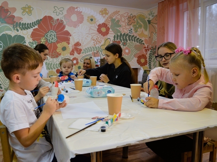 В Орле дети расписали матрёшек ко Дню матери