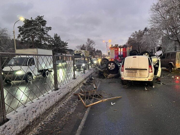 В Новосибирске в результате лобового ДТП погиб водитель, еще один госпитализирован