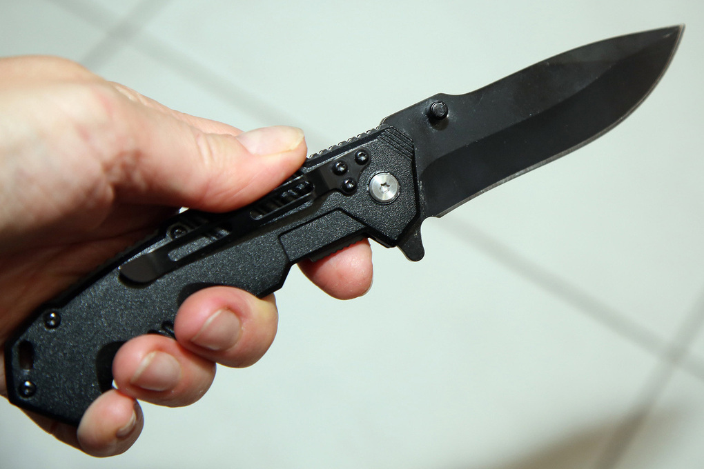 Здание ОМВД с двумя ножами атаковал бывший полицейский