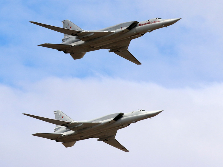 Российские бомбардировщики Ту-22м3 совершили плановый полет над Балтикой