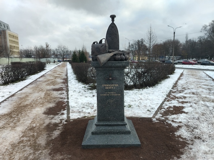 В сквере Выборгского района появились памятники гренадерам