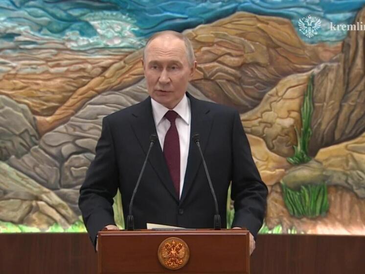 Владимир Путин заявил журналистам, что хотя Россия никогда не собиралась нападать на Европу, и подобные угрозы используются недобросовестными европейскими политиками, чтобы запугать собственное население и добиться увеличения военных расходов, Россия готова зафиксировать подобное обязательство в ходе урегулирования украинского конфликта