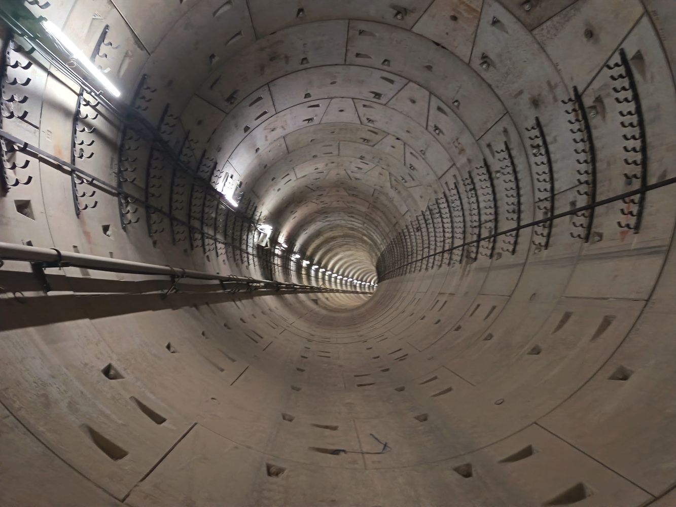 Подземный червь не из "Дюны": как завершилась прокладка правого тоннеля к станции метро «Театральная»