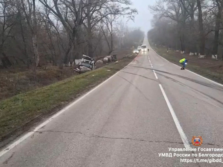 В Новооскольском округе грузовик упал в кювет после столкновения с «ВАЗом»