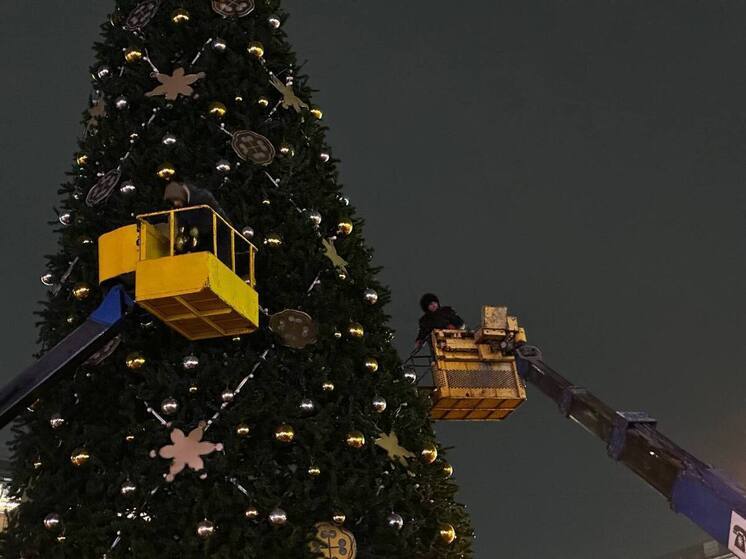 На площади Победы в Рязани уже начали украшать новогоднюю ёлку