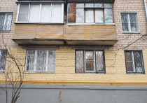 У той самой типичной советской стройплощадки, по которой бегали друг за другом комсомолец Шурик и хулиган Федя из гайдаевской «Операции «Ы»