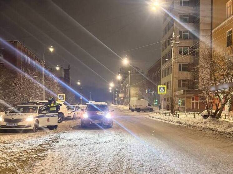 Мужчина попал под колеса машины в Мурманске
