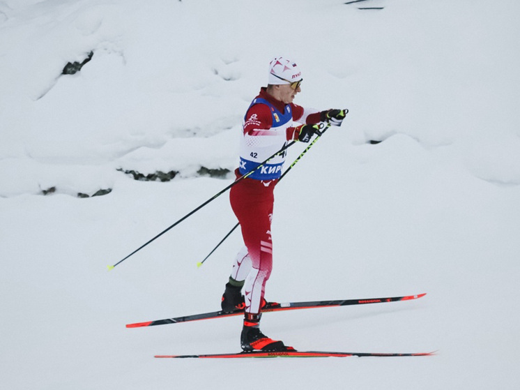 Действующий обладатель Кубка России Савелий Коростелев выиграл мужскую гонку на 15 км свободным стилем с раздельным стартом на открывающем сезон этапе Кубка России. На втором месте – Денис Спицов, бронза – у Сергея Ардашева. А вот Александр Большунов финишировал в начале второй десятки финишировавших лыжников. 