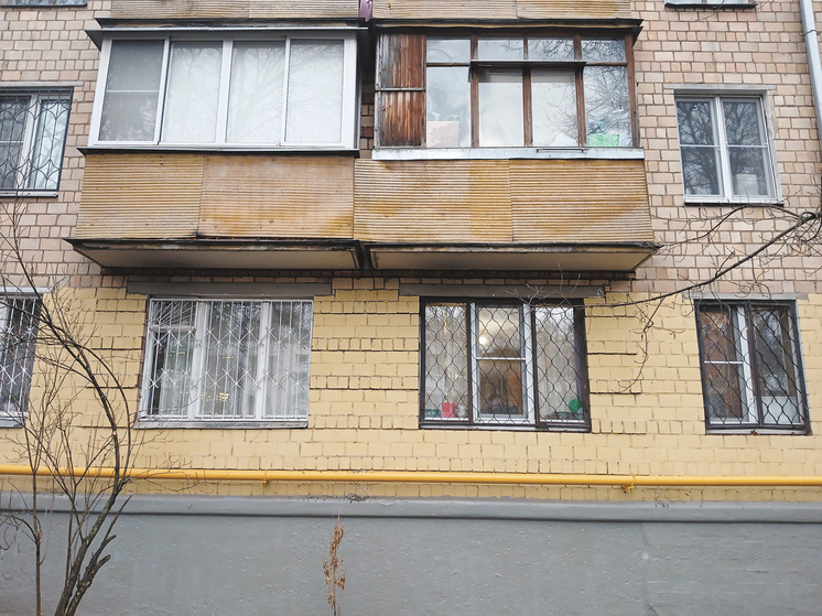 У той самой типичной советской стройплощадки, по которой бегали друг за другом комсомолец Шурик и хулиган Федя из гайдаевской «Операции «Ы»