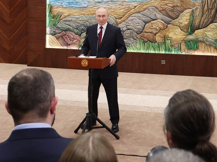 Владимир Путин дал понять, что Россия в рамках обсуждения плана Трампа не согласится на заморозку украинского конфликта по линии соприкосновения и обсуждение территориальных вопросов после прекращения огня. «Боевые действия прекратятся, когда войска Украины уйдут с занимаемых ими территорий, не уйдут — добьемся вооруженным путем», — заявил он на пресс-конференции в Бишкеке. 