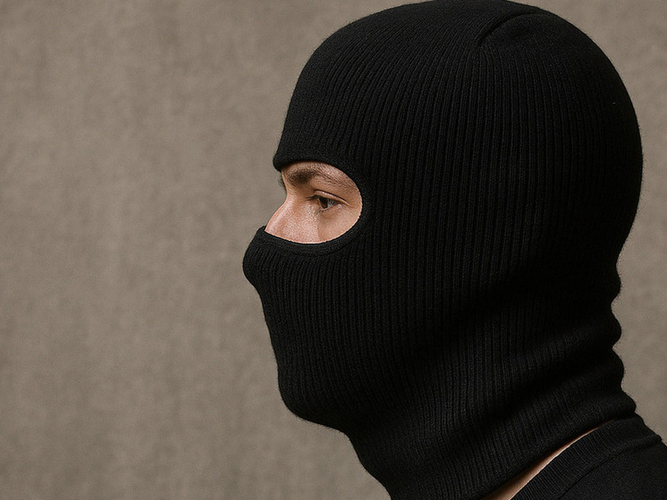 Ревнивец в балаклаве: сахалинец избил пенсионера и пытался украсть его деньги