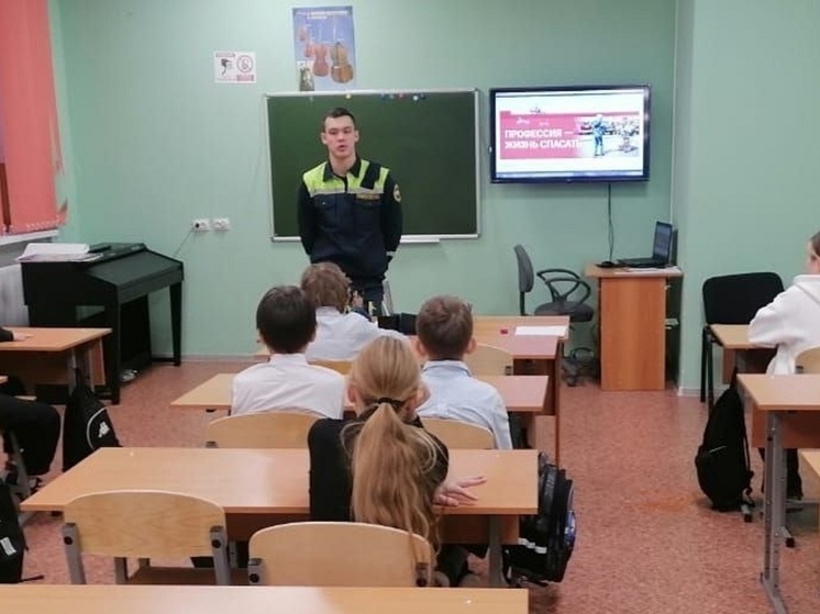 Классный час для школьников НАО провел спасатель