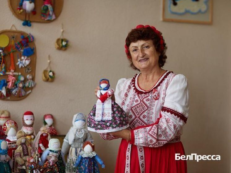 Мастерица из Волоконовки Елена Лотохова превращает разноцветные лоскутки в нарядных кукол-закруток