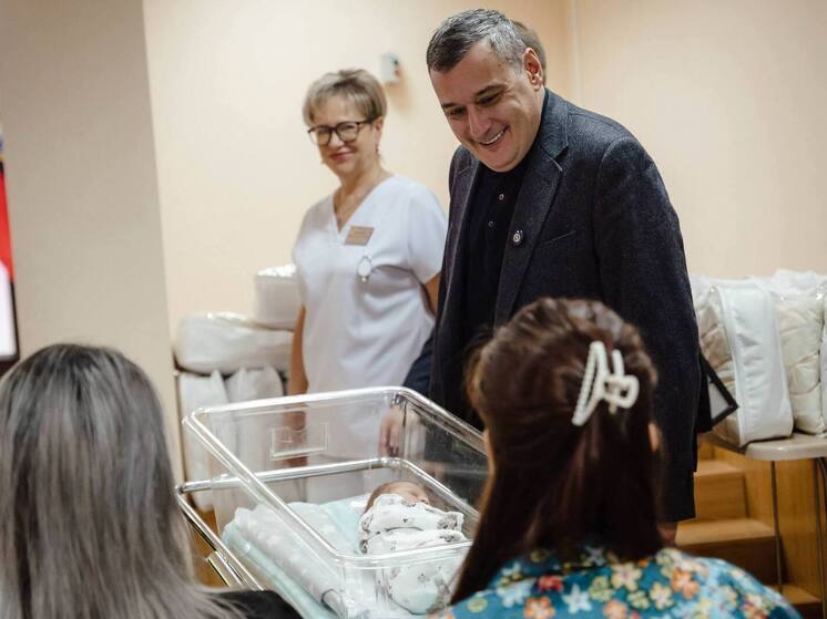 Губернатор Курской области вручил свидетельства о рождении новорожденным в преддверии Дня матери