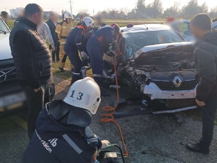 Водитель иномарки влетел в опору ЛЭП на трассе в Ростовской области