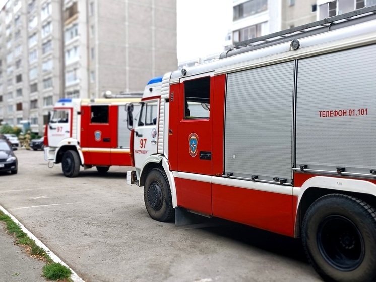 В поселке Исток произошел пожар в двухэтажном неэксплуатируемом здании