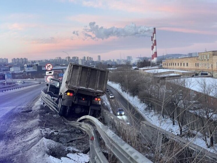 Гололёд, аварии и призыв к осторожности: Владивосток переживает непростые сутки на дорогах