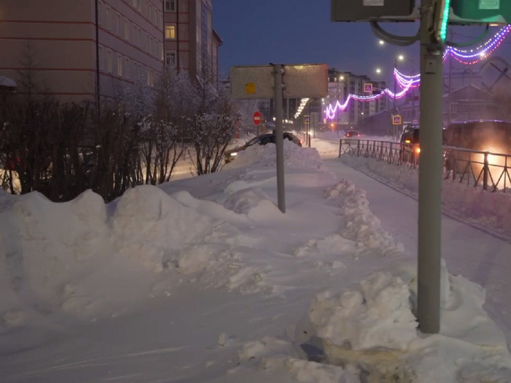 С сугробами и наледью борются дорожники Салехарда