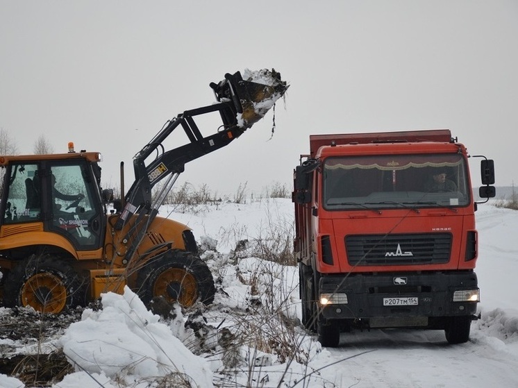 В Искитимском районе начали ликвидировать несанкционированную свалку у кладбища