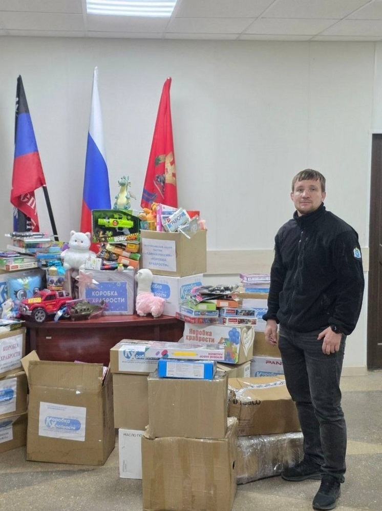 Игрушки и канцелярку в «Коробку храбрости» положил представитель Ямала в Волновахе