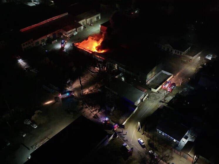 Четыре машины сгорело на складе частного завода в Абакане