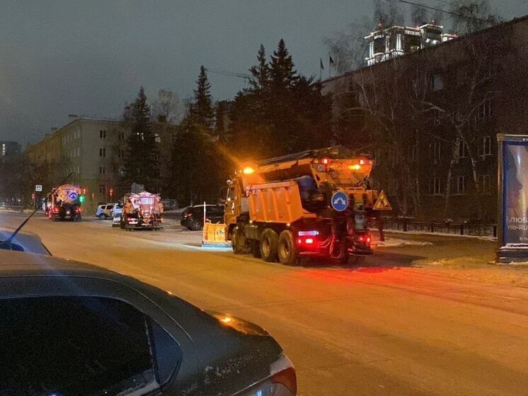 Более 100 единиц техники ежедневно расчищают улицы Центрального округа Новосибирска