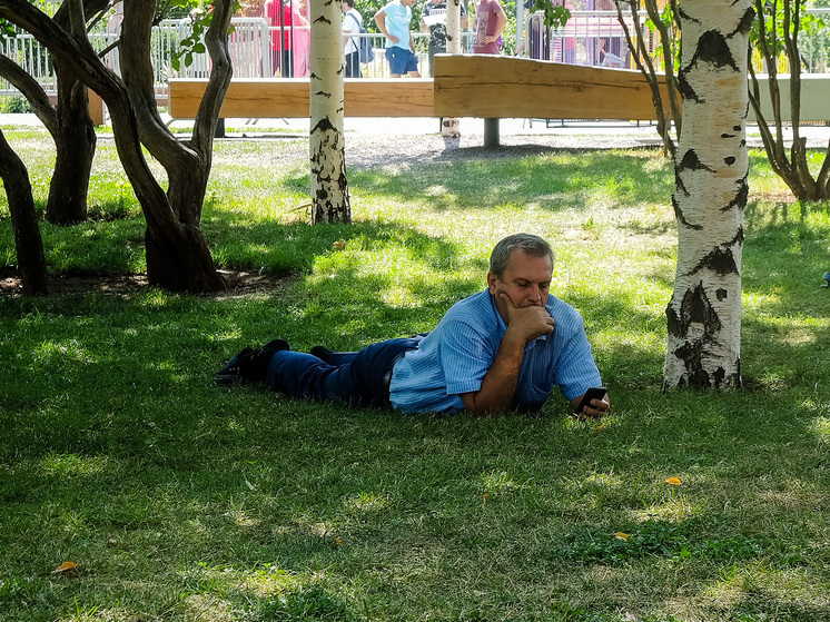 В Кувейте осудили мужчину, который десять лет получал зарплату и не работал