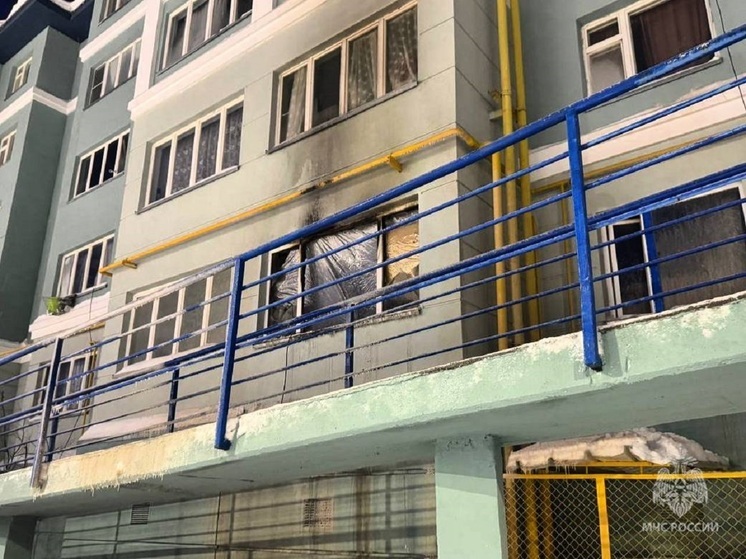 В горевшей квартире салехардские пожарный нашли и спасли пострадавшего мужчину