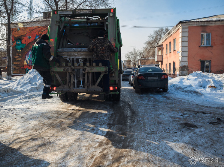В Кузбассе вводятся штрафы для водителей, создающих помехи для проезда спецтехники, занимающейся вывозом мусора