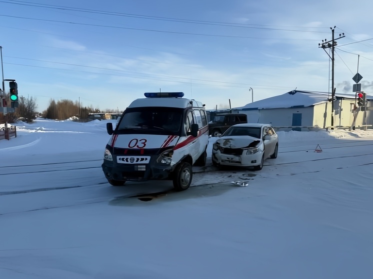 В Стрежевом автомобиль скорой помощи попал в ДТП на перекрестке