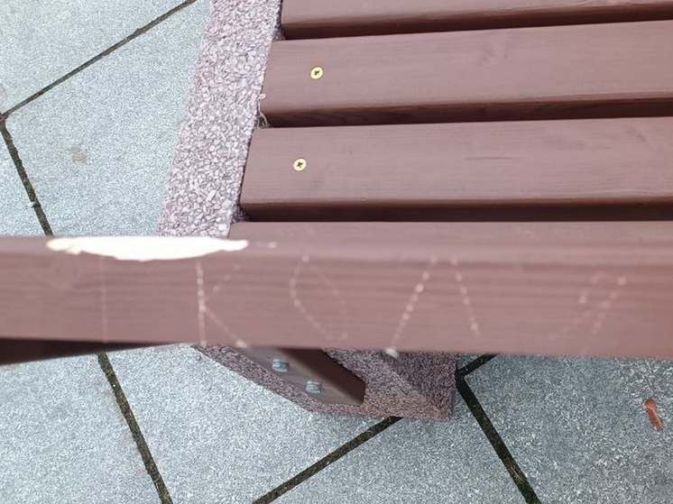 Мэрия Йошкар-Олы пообещала найти портящих скамейки вандалов