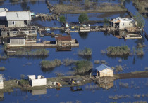 В результате внезапного наводнения на Суматре погибли 69 человек, в то время как спасательные команды ищут выживших в реках