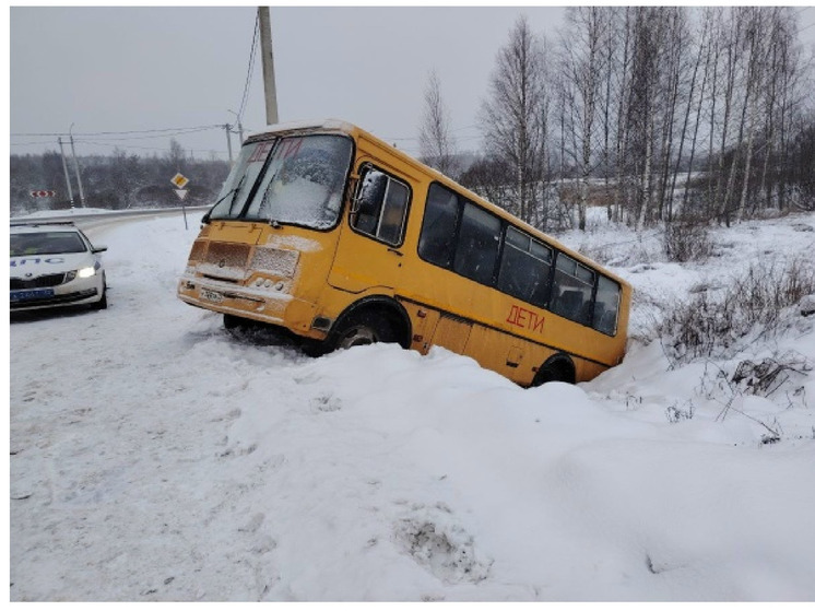Под Череповцом школьный автобус уехал в кювет, оставшись без водителя