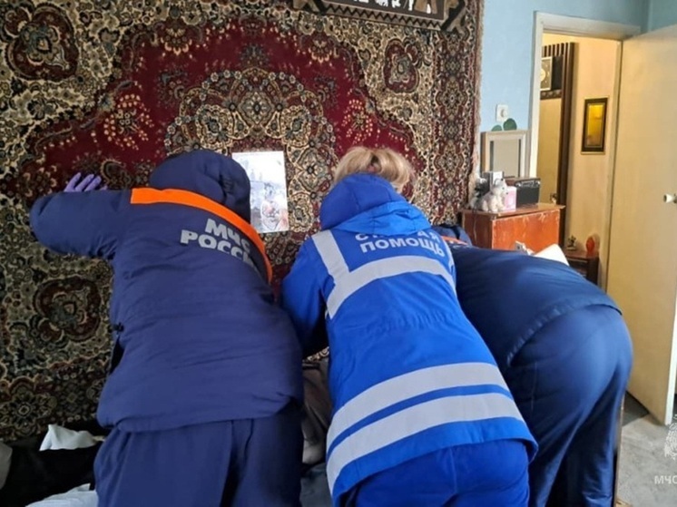 Спасатели Магадана помогли медикам эвакуировать пенсионерку с переломом