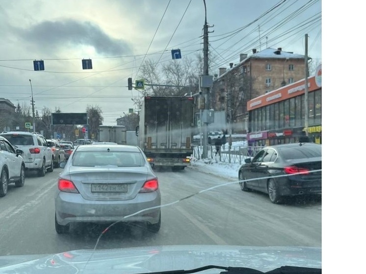 Грузовик зацепил троллейбусные провода под путепроводом на Красном проспекте