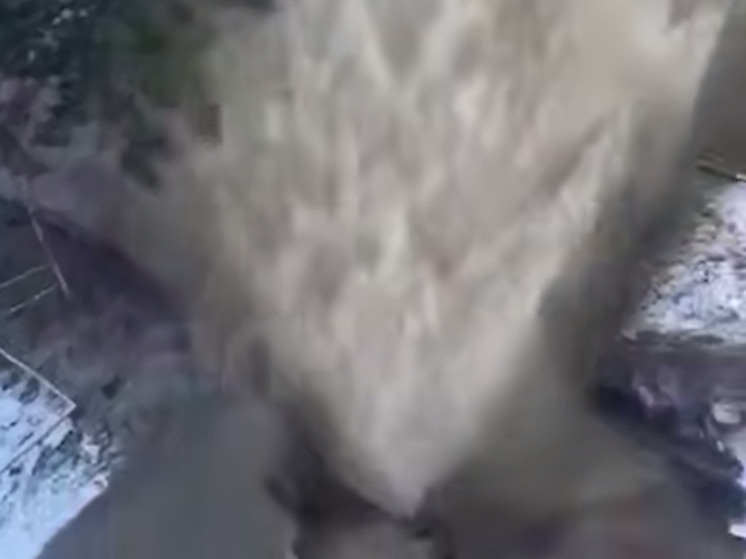 Фонтан высотой с двухэтажный дом заливает дома и улицы Владивостока