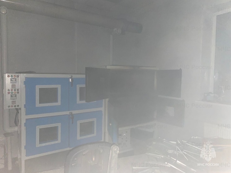 С утра в Мосальске тушили склад