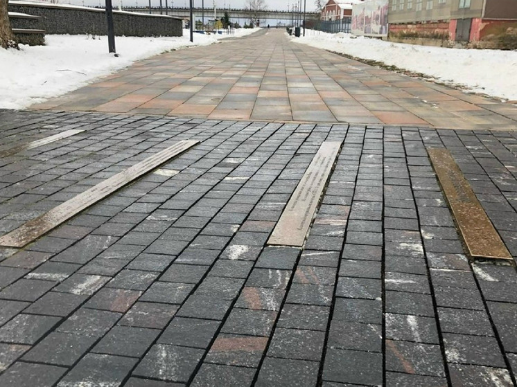 Таблички с Софийской набережной Великого Новгорода отправили на реставрацию