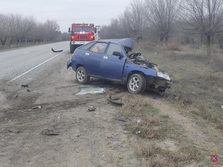  В Волгоградской области в ДТП внедорожника и ВАЗа погиб водитель