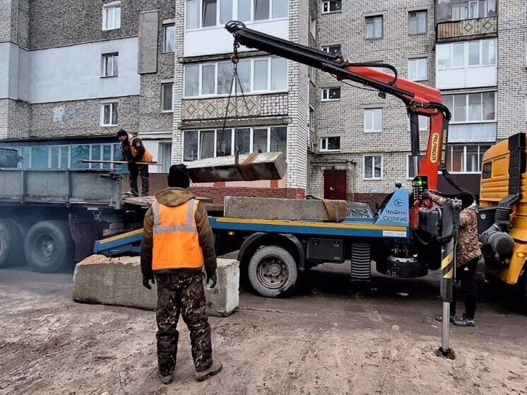 В «Лесных сараях» оградили газон от брянцев на машинах