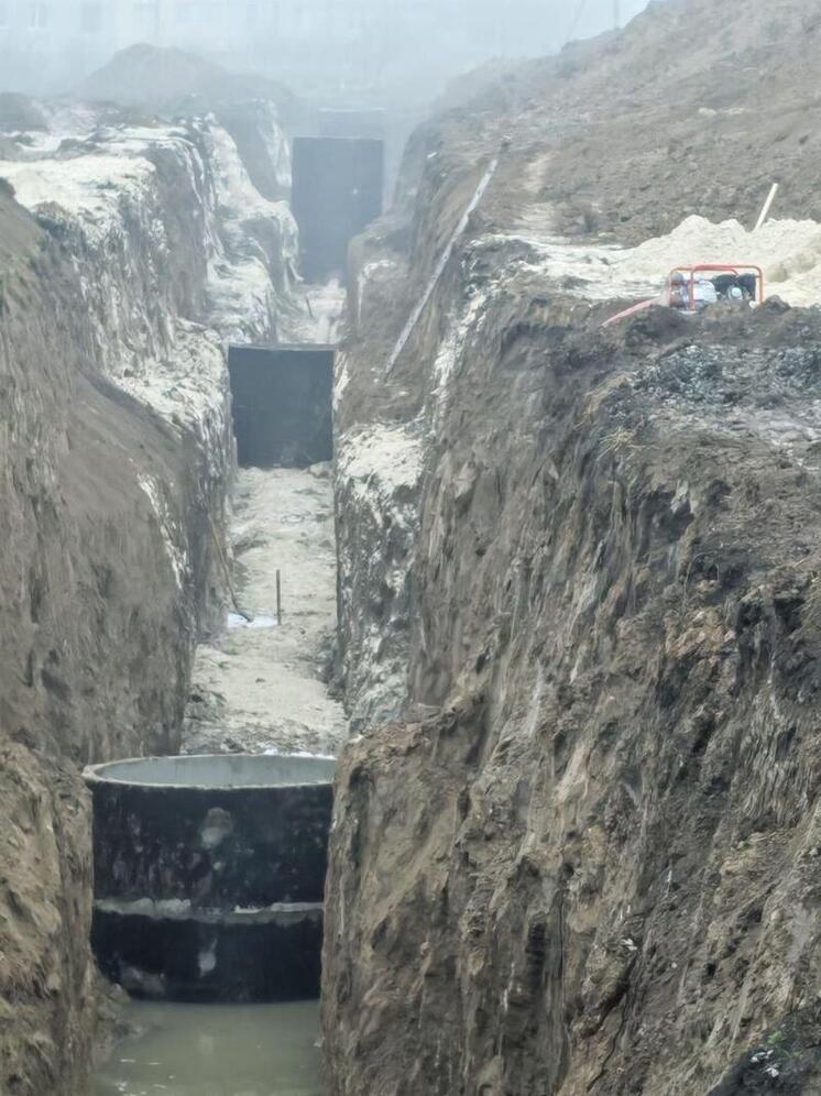 Кировские строители прокладывают новые коммуникации в Весёлом