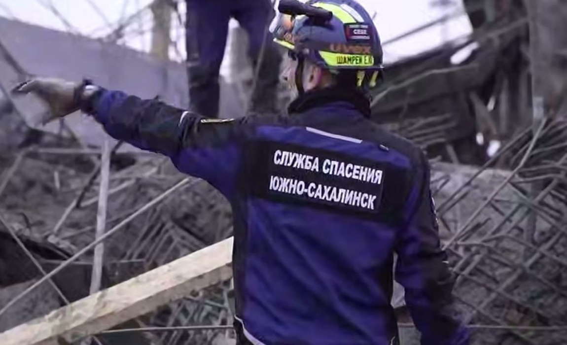 В Южно-Сахалинске обрушилось строящееся здание, под завалами могут быть люди: фотографии с места ЧП