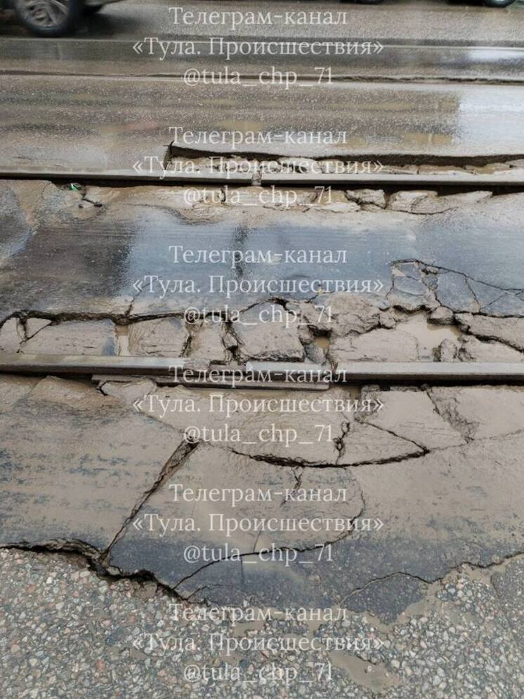 В Туле показали развалившиеся рельсы напротив детской поликлиники