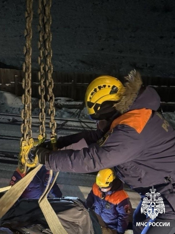 В Туве под завалами  металлических листов погиб рабочий