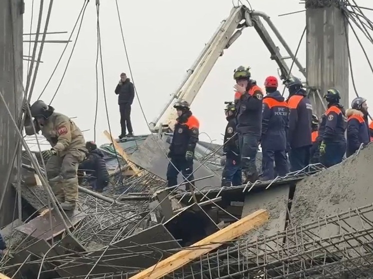 Семь человек под завалами: в СК раскрыли подробности обрушения ангара в Южно-Сахалинске